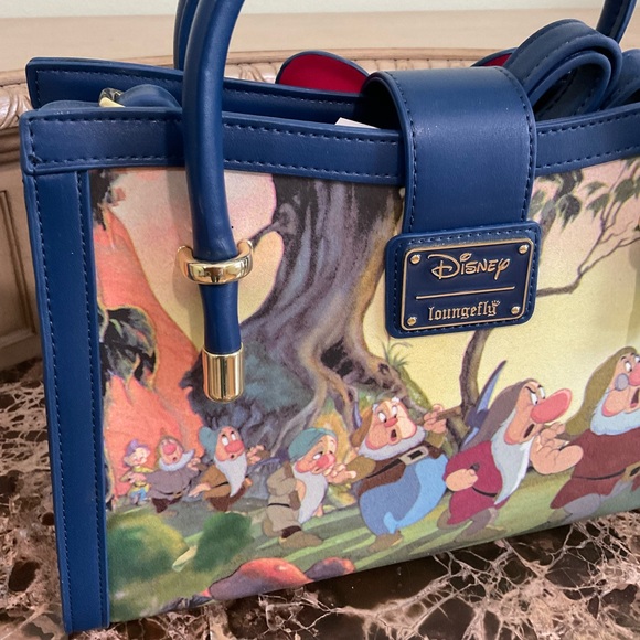 👛Disney Loungefly Snow White and the Seven Dwarfs Crossbody Bag - Picture 7 of 10
